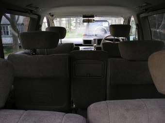 2004 Nissan Elgrand Photos