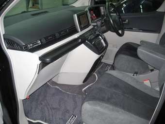 2004 Nissan Elgrand Pictures