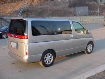 2004 Nissan Elgrand Photos