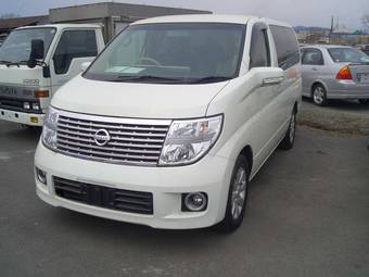 2004 Nissan Elgrand Photos