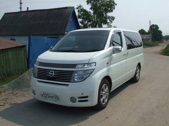 2004 Nissan Elgrand Photos