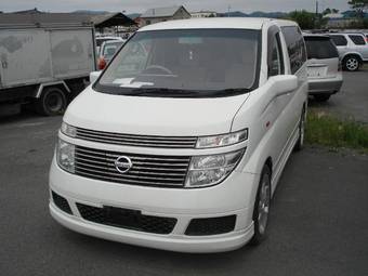 2004 Nissan Elgrand Photos