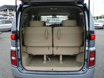 2005 Nissan Elgrand Photos