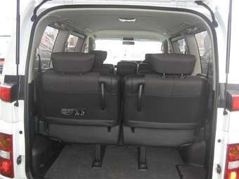 2005 Nissan Elgrand Photos