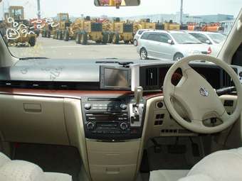 2005 Nissan Elgrand Images