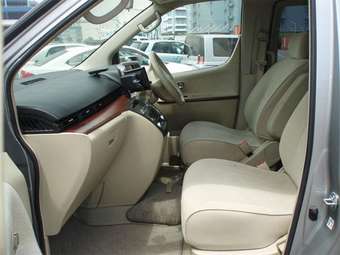 2005 Nissan Elgrand Photos