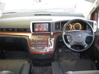 2005 Nissan Elgrand Photos