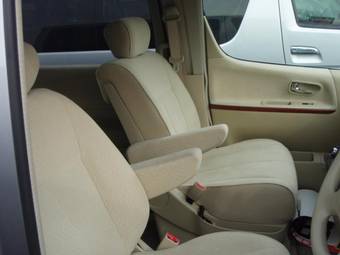 2005 Nissan Elgrand Photos