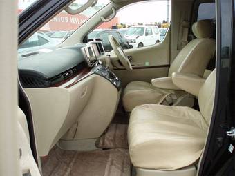 2005 Nissan Elgrand Photos