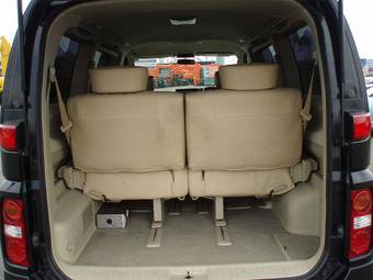 2005 Nissan Elgrand Photos