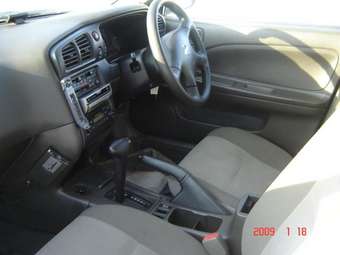 2004 Nissan Expert Pictures