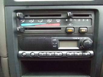 2004 Nissan Expert Pictures