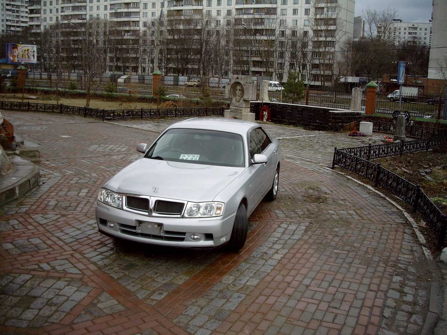 2000 Nissan Gloria Images