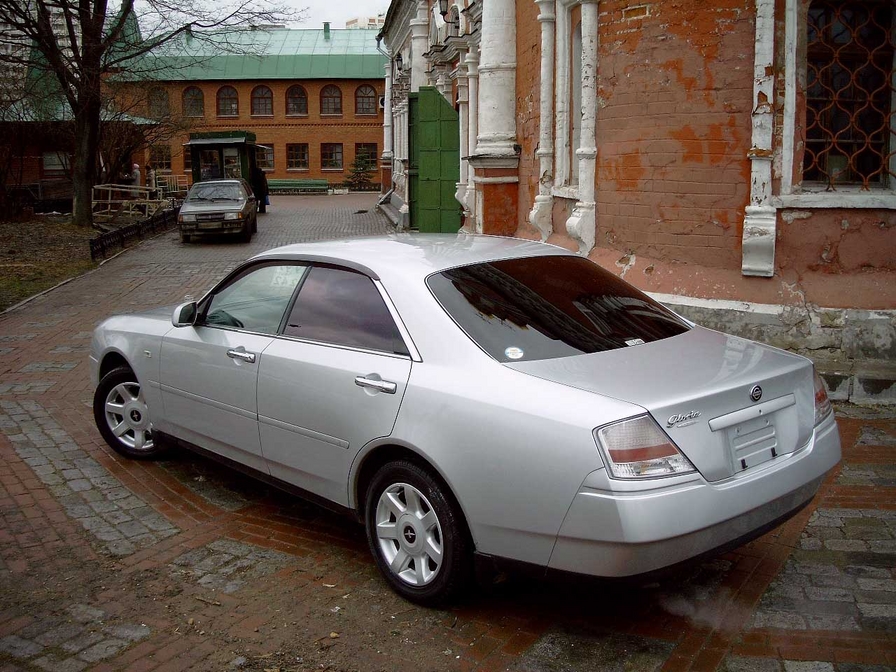 2000 Nissan Gloria Pictures
