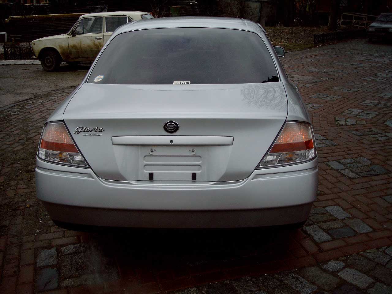 2000 Nissan Gloria Photos
