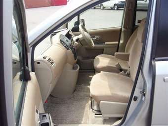 2004 Nissan Lafesta Images