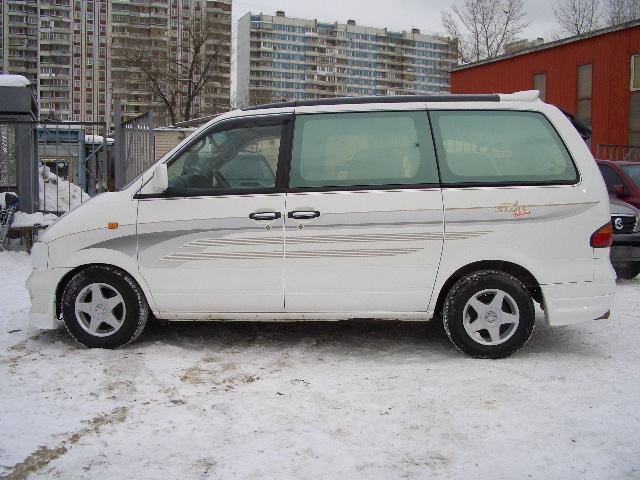 1998 Nissan Largo Images