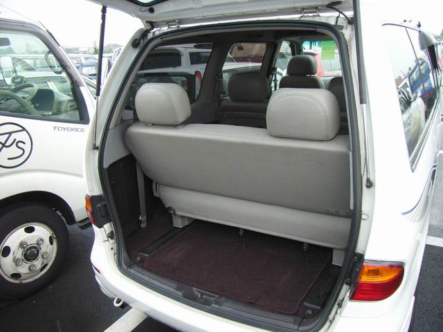 1999 Nissan Largo Pictures