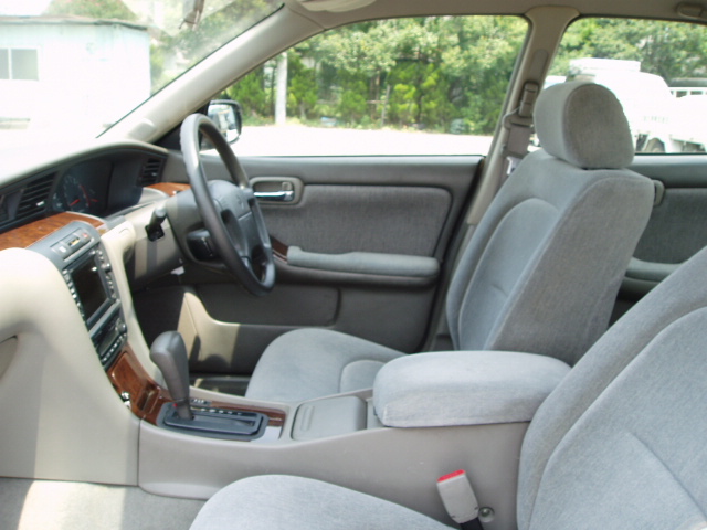 2000 Nissan Laurel Pictures