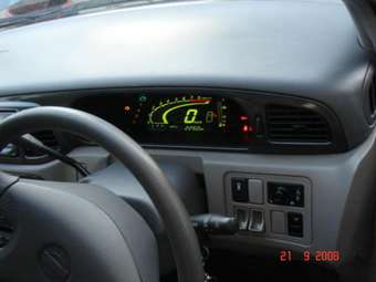 2000 Nissan Liberty Photos