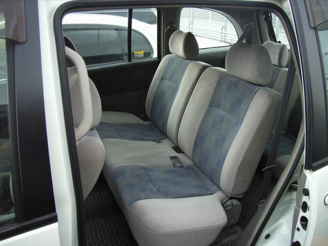 2001 Nissan Liberty Pictures