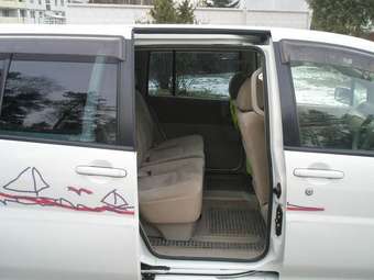 2002 Nissan Liberty Photos