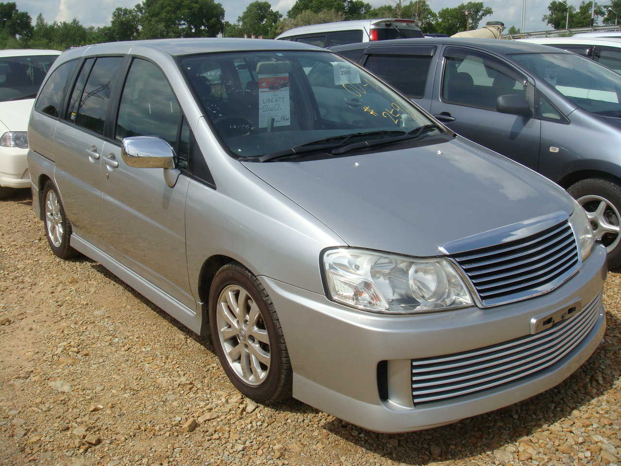 Nissan liberty картинки