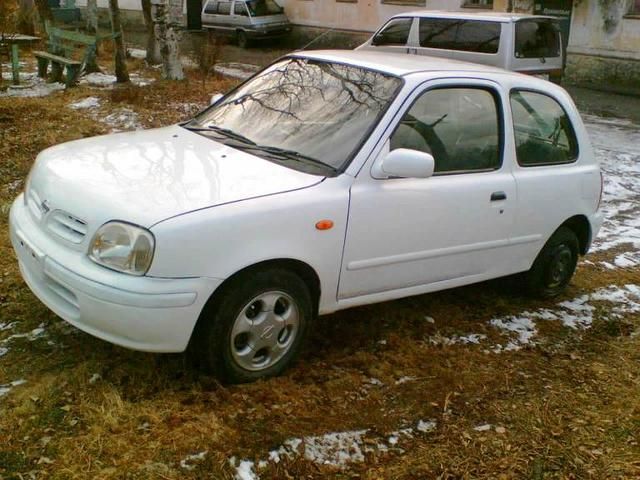 2000 Nissan March