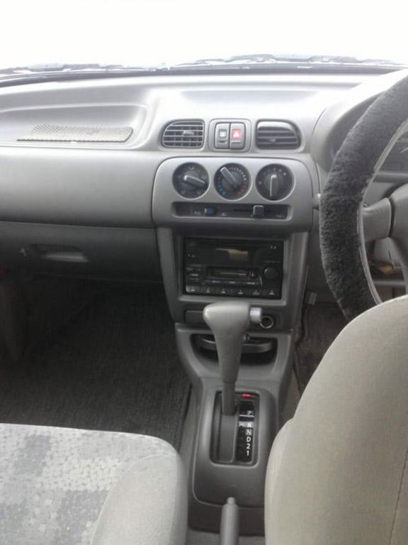 2000 Nissan March
