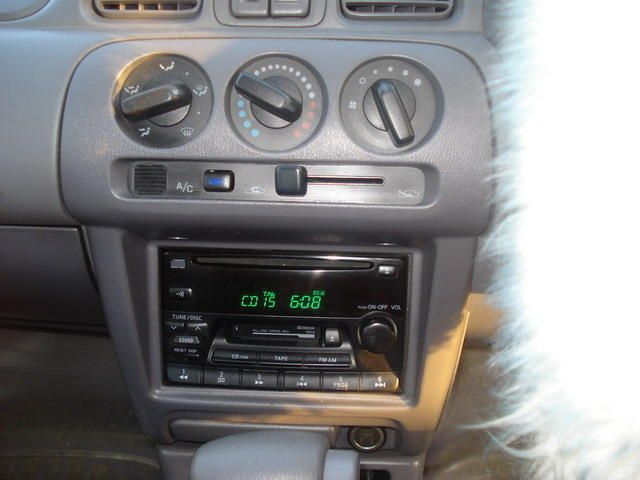 2000 Nissan March