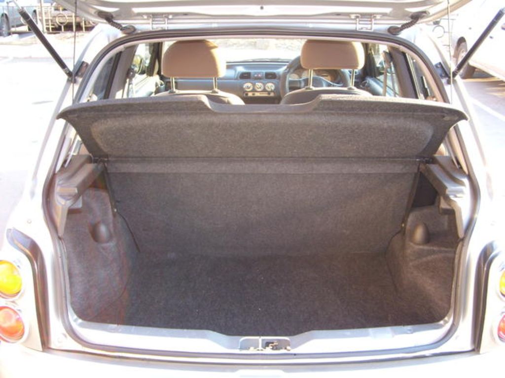 2001 Nissan March