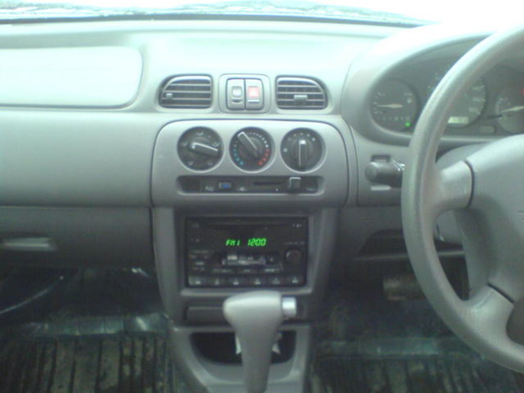 2002 Nissan March