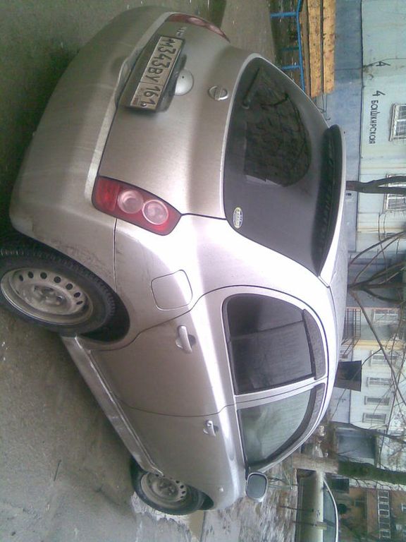 2002 Nissan March