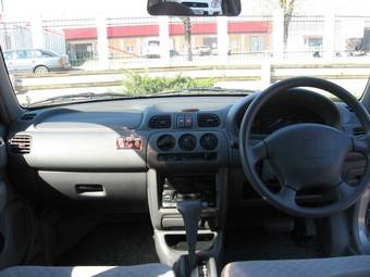 2002 Nissan March Pictures