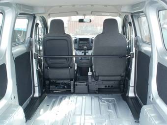 2010 Nissan NV200 Images