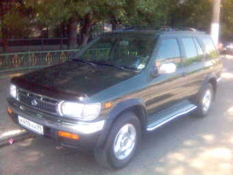 1999 Nissan Pathfinder Photos
