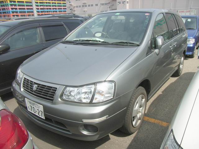 2000 Nissan Prairie Pics