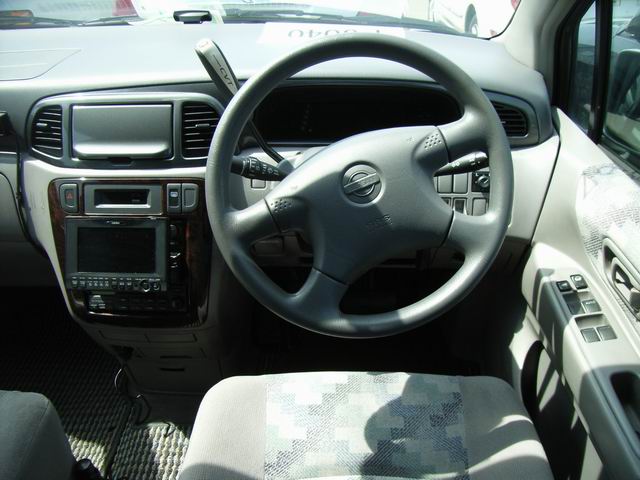 2000 Nissan Prairie Photos