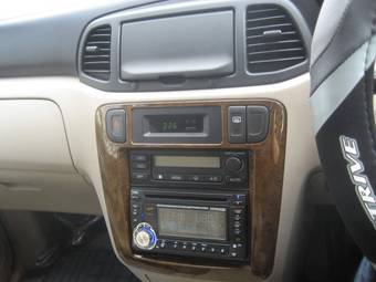 2001 Nissan Prairie Pictures