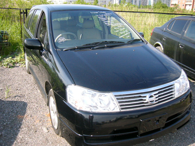 2002 Nissan Prairie Photos