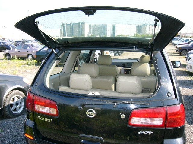 2002 Nissan Prairie Photos
