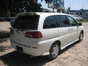 2003 Nissan Prairie Photos