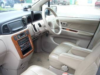 2004 Nissan Prairie Pictures
