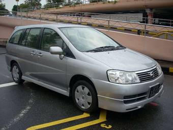 2004 Nissan Prairie Photos