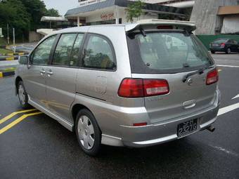 2004 Nissan Prairie Photos