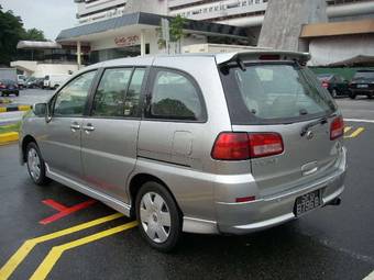 2004 Nissan Prairie Pictures