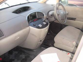 2004 Nissan Presage Images