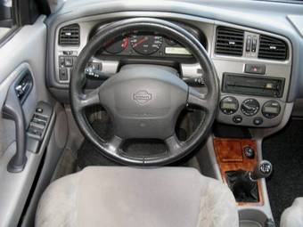 1999 Nissan Primera Pictures