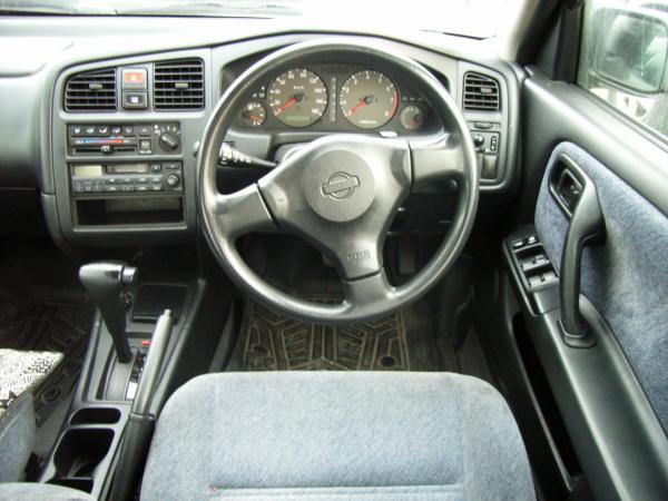 2000 Nissan Primera Pictures