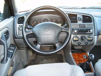 2000 Nissan Primera Photos